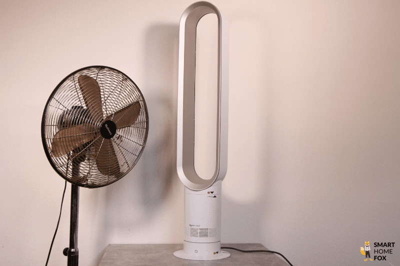Ein Turmventilator steht neben einem Ventilator mit Rotorblättern im direkten Vergleich.